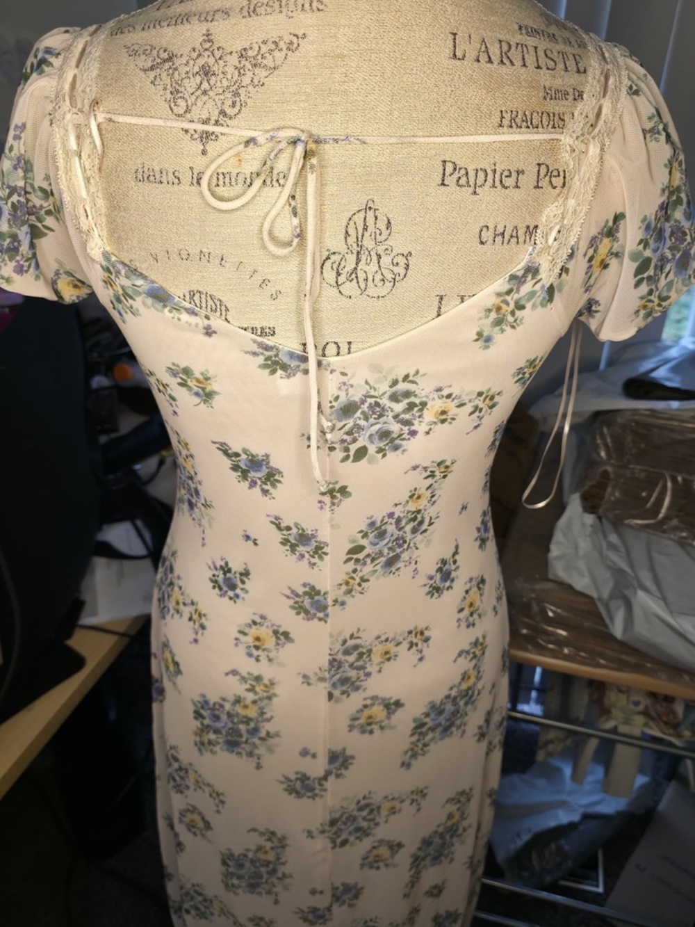 Delicate Cream Floral Ruffle-Sleeve Dress - Picture 3 of 5